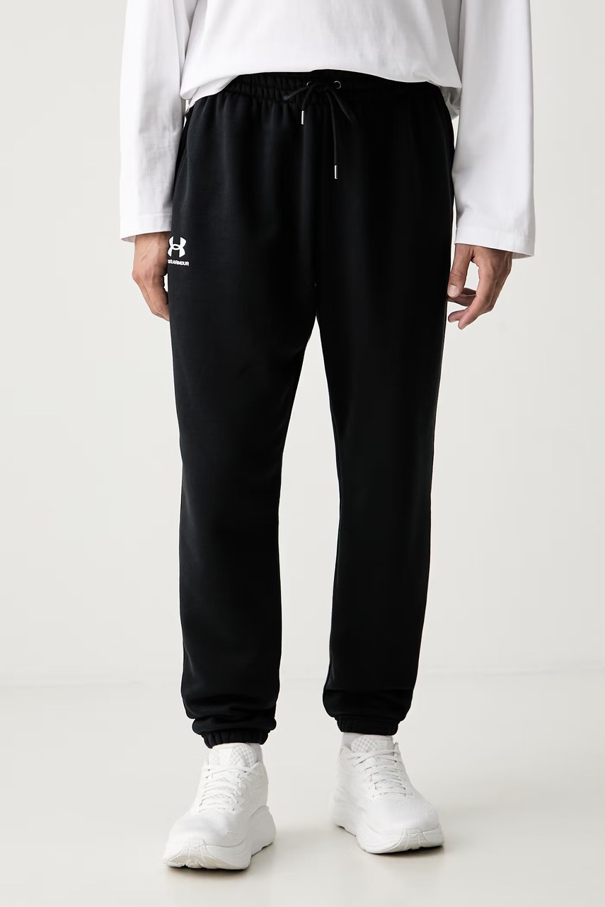 Under Armour spodnie dresowe męskie z bawełną Essential Fleece