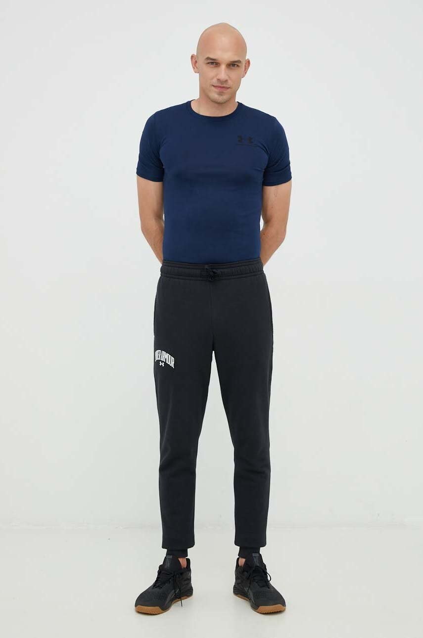 Under Armour pantaloni de trening barbati, culoarea negru, cu imprimeu