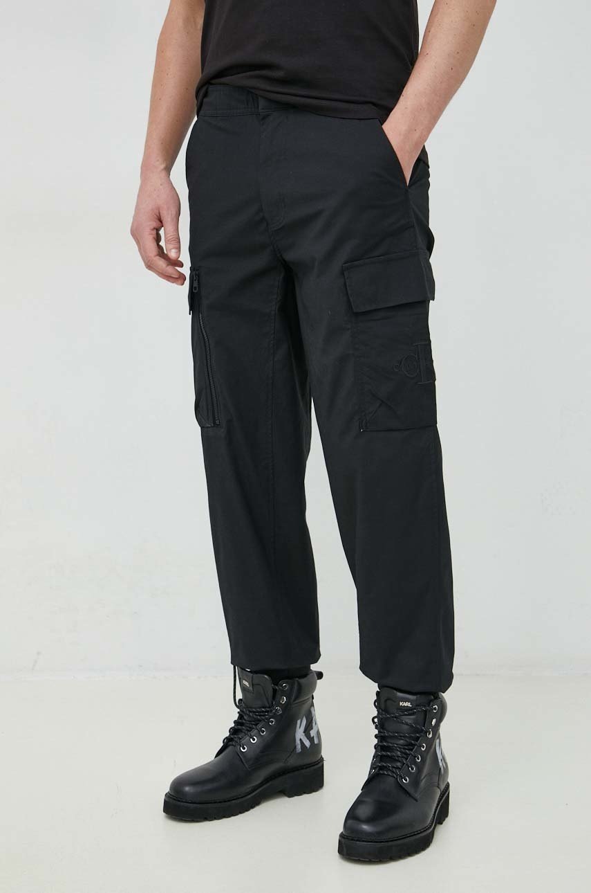 

Панталони Calvin Klein Jeans в черно с кройка тип карго, Черен