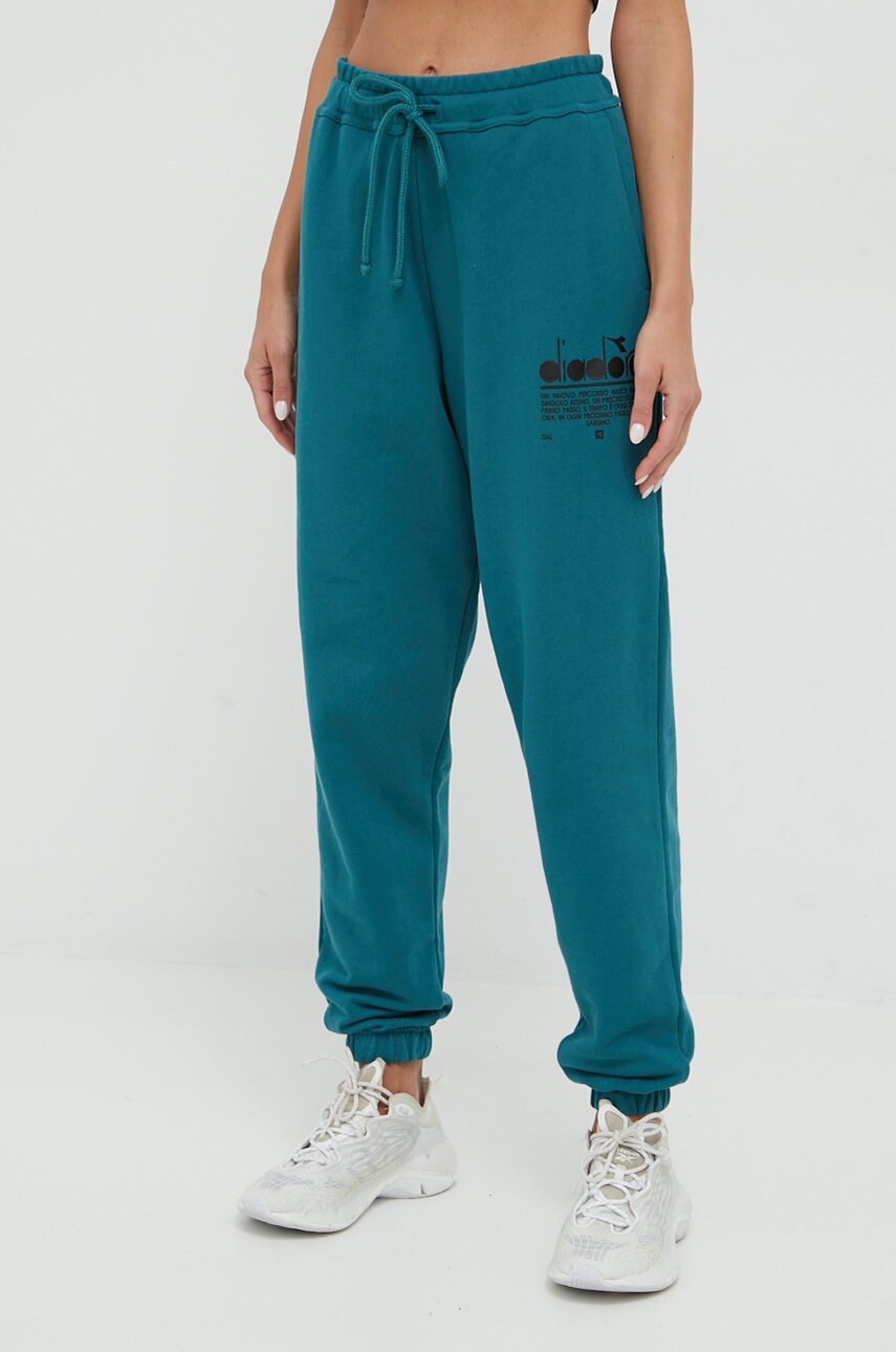 Diadora pantaloni de trening din bumbac culoarea verde, cu imprimeu