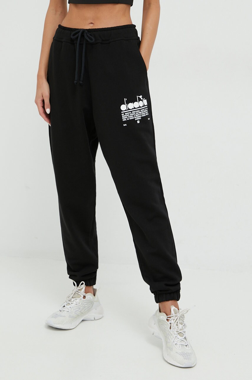 Diadora pantaloni de trening din bumbac culoarea negru, cu imprimeu
