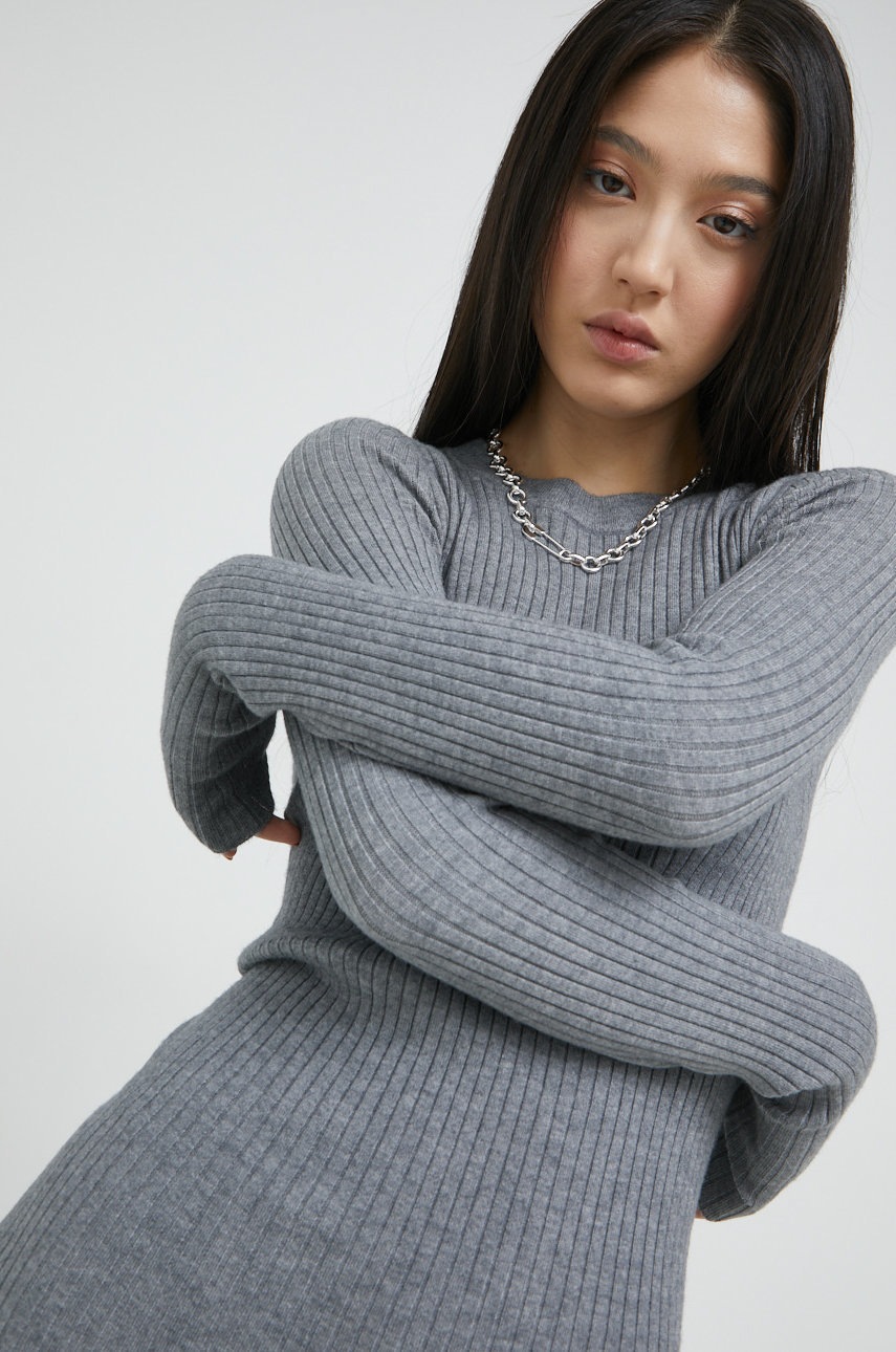 

Рокля Noisy May в сиво къс модел с кройка по тялото, Сив