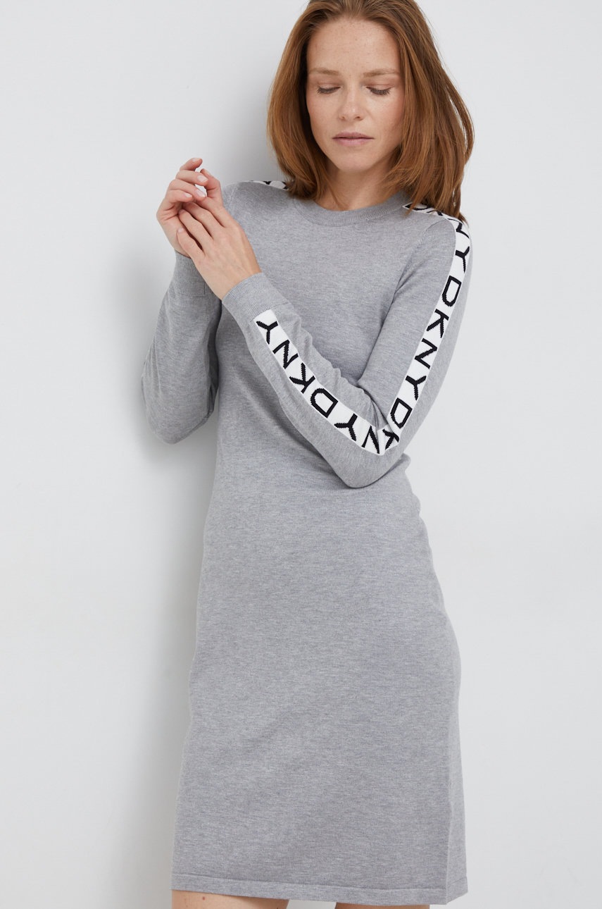 

Рокля Dkny в сиво къс модел със стандартна кройка, Сив