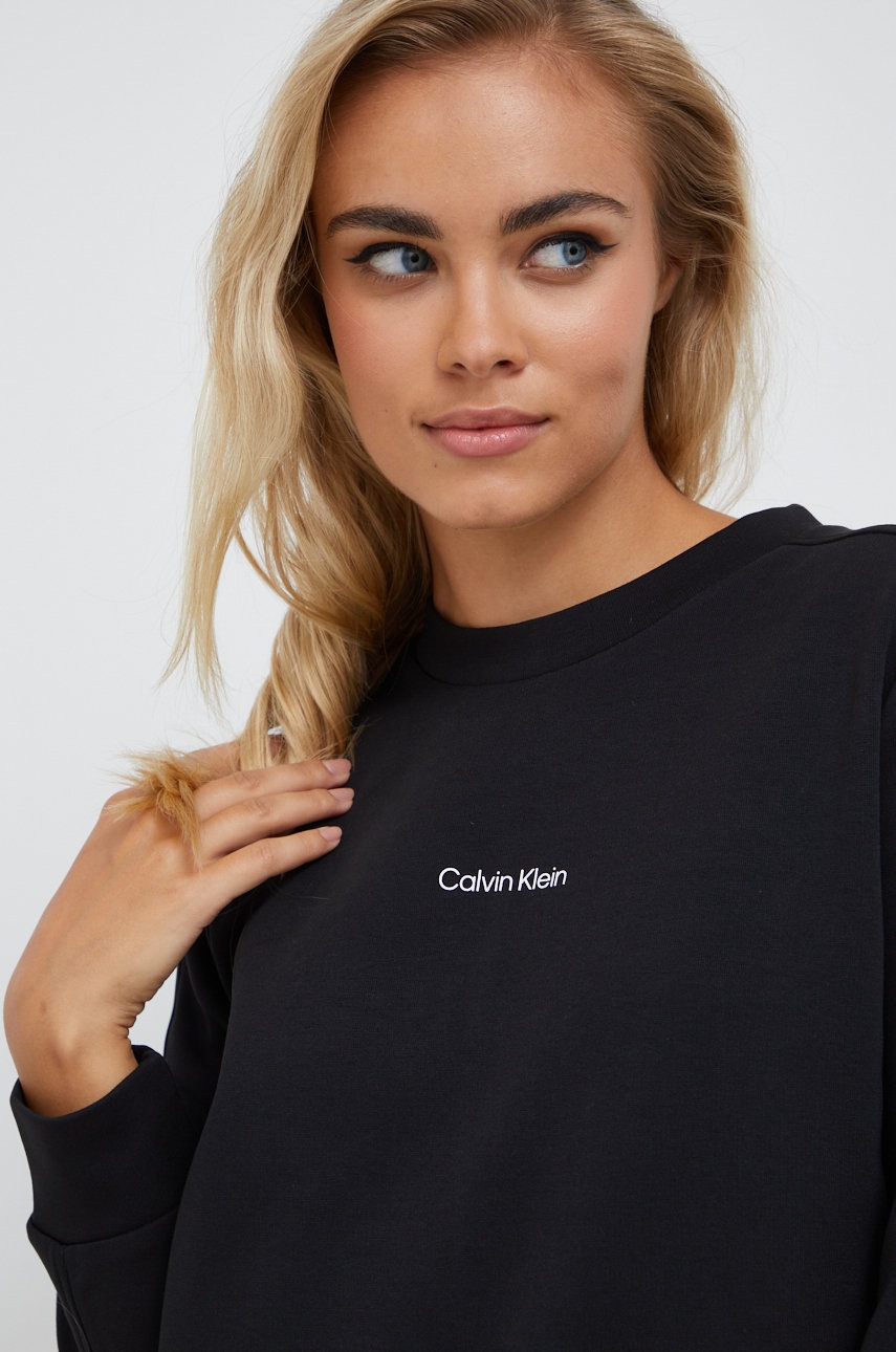 

Рокля Calvin Klein в черно къс модел със стандартна кройка, Черен
