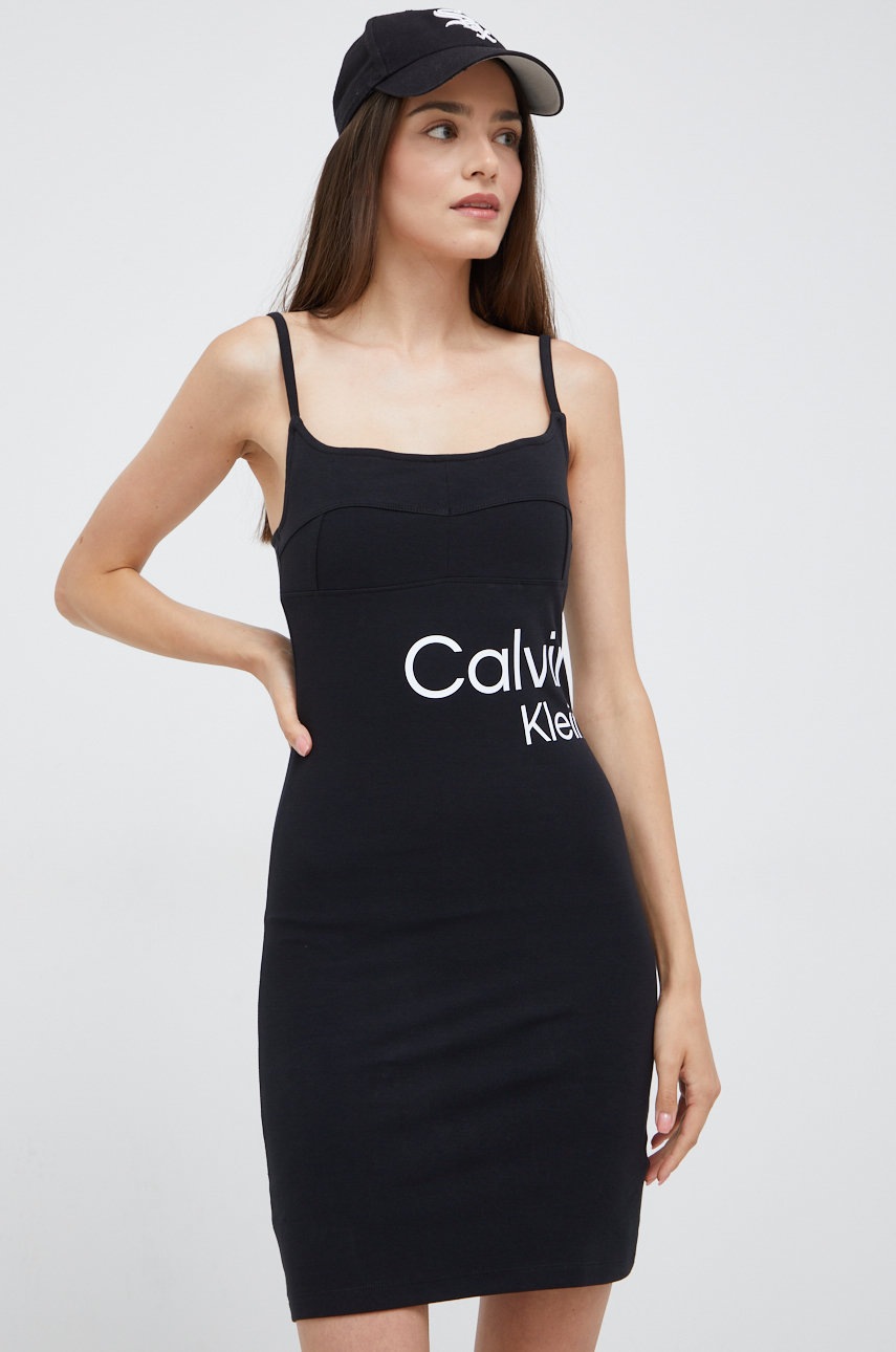 

Рокля Calvin Klein Jeans в черно къс модел с кройка по тялото, Черен