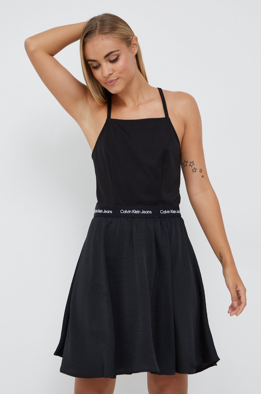 

Рокля Calvin Klein Jeans в черно къс модел разкроен модел, Черен