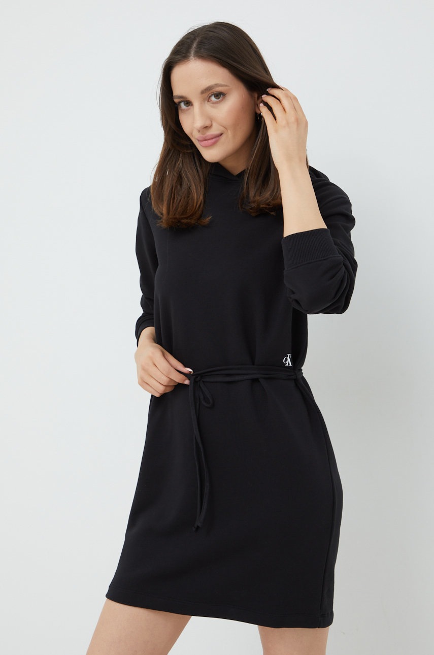 

Рокля Calvin Klein Jeans в черно къс модел със стандартна кройка, Черен