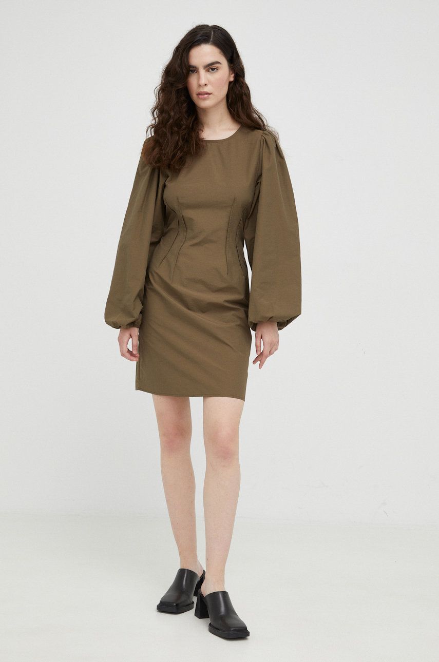 Gestuz rochie culoarea maro, mini, mulată