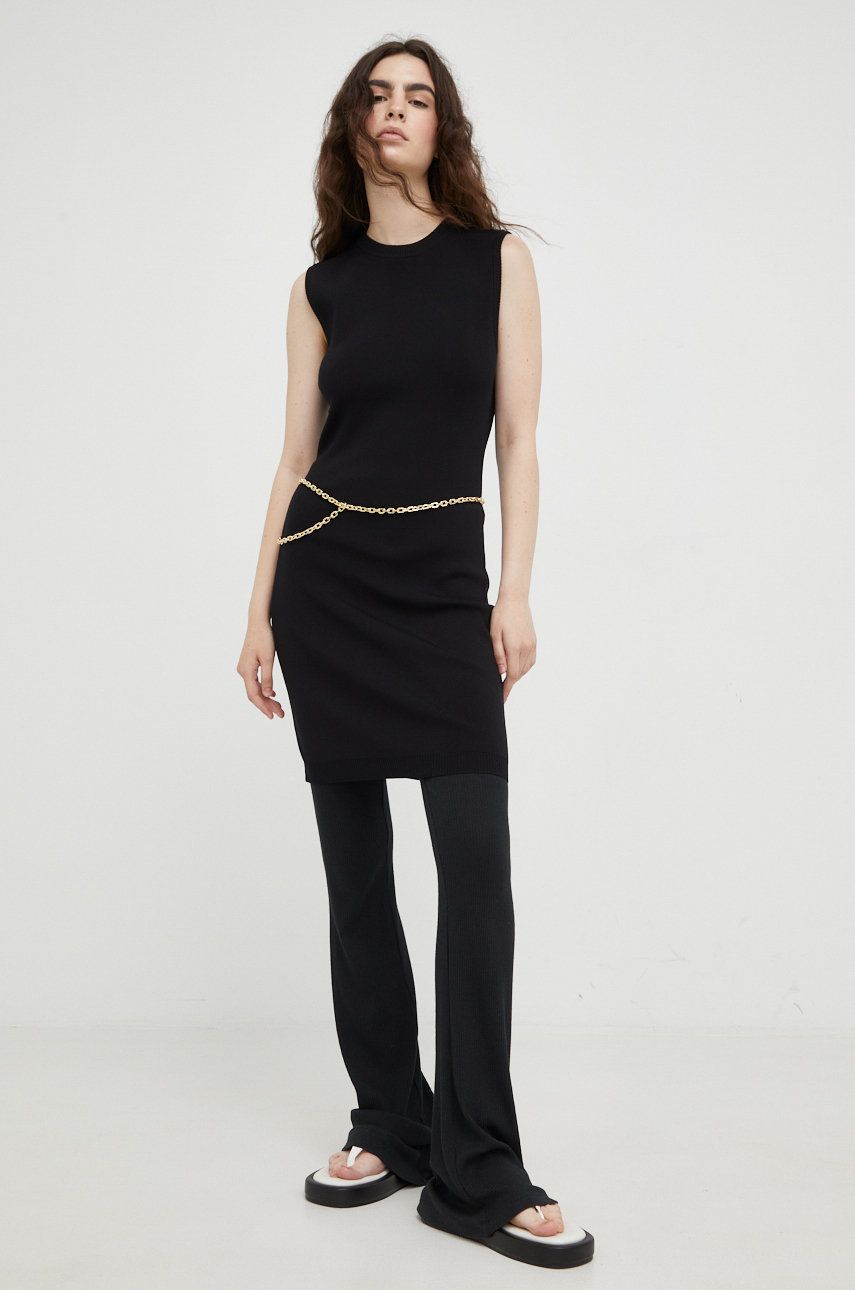Šaty Gestuz černá barva, mini - černá -  65% Viskóza
