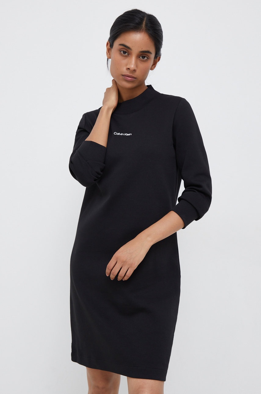 

Рокля Calvin Klein в черно къс модел със стандартна кройка, Черен