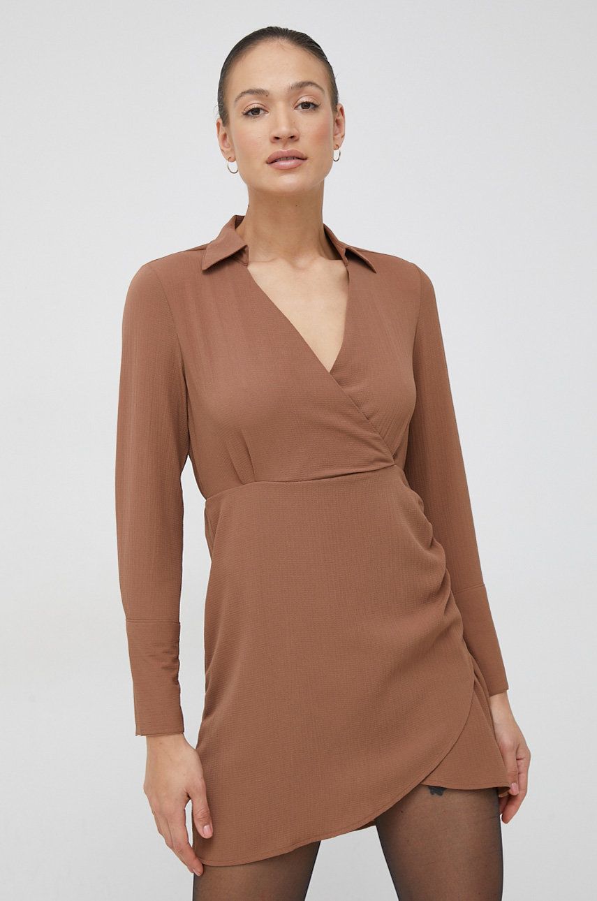 Šaty Vero Moda hnědá barva, mini - hnědá -  55% Recyklovaný polyester