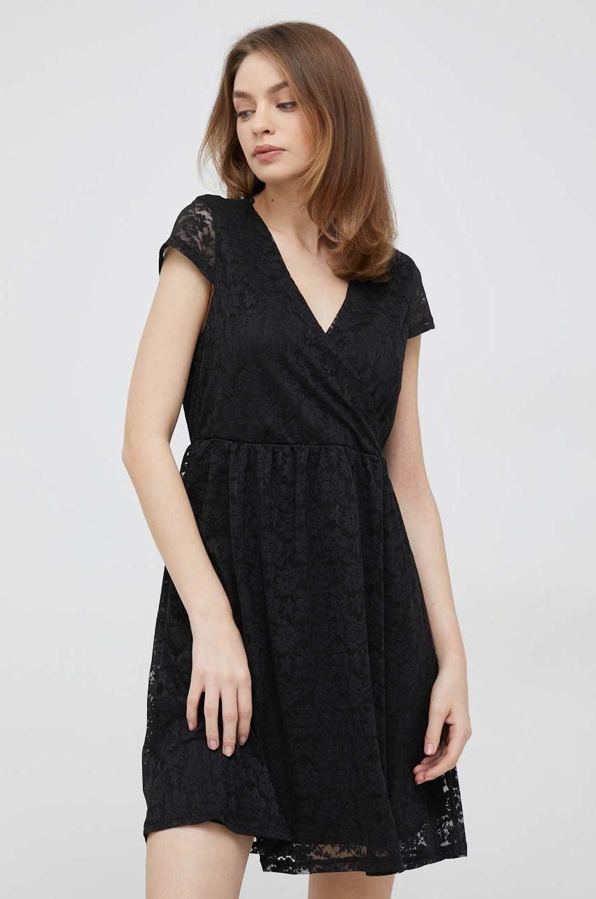 

Рокля Vero Moda в черно къс модел разкроен модел, Черен