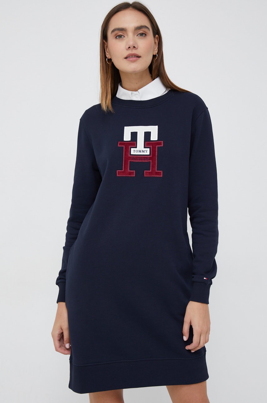 

Памучна рокля Tommy Hilfiger в тъмносиньо среднодълъг модел със стандартна кройка, Тъмносин