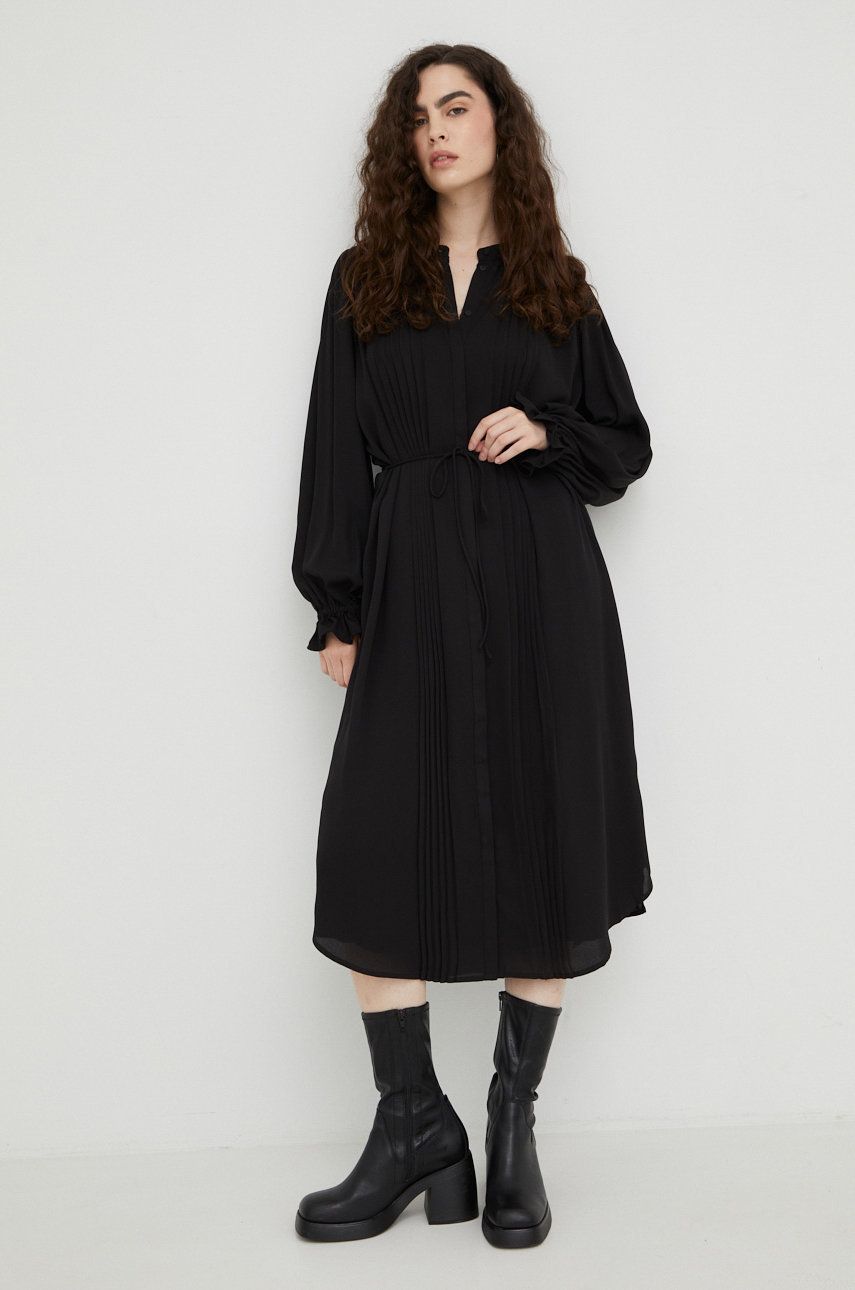Šaty Bruuns Bazaar černá barva, midi - černá -  Hlavní materiál: 100% Recyklovaný polyester
