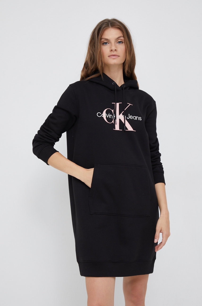 

Рокля Calvin Klein Jeans в черно къс модел със стандартна кройка, Черен