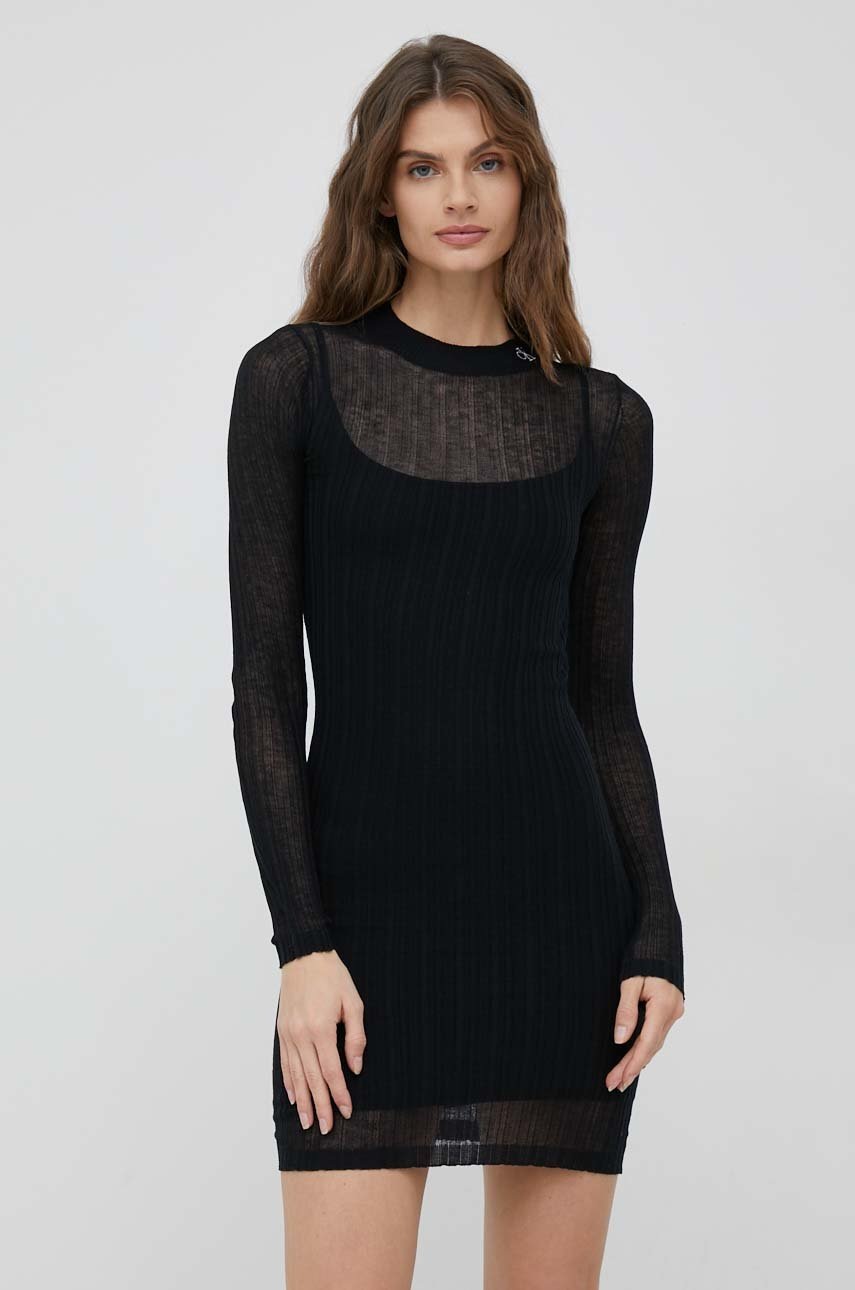 

Рокля Calvin Klein Jeans в черно къс модел с кройка по тялото, Черен