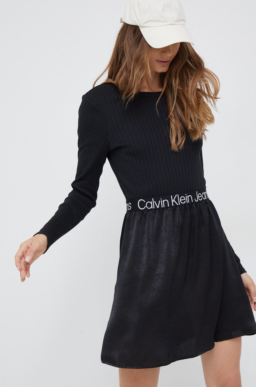 

Рокля Calvin Klein Jeans в черно къс модел със стандартна кройка, Черен
