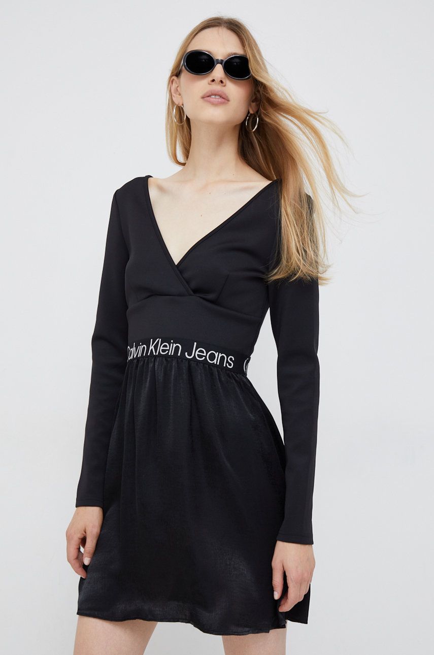 Šaty Calvin Klein Jeans černá barva, mini - černá -  Materiál č. 1: 93% Polyester
