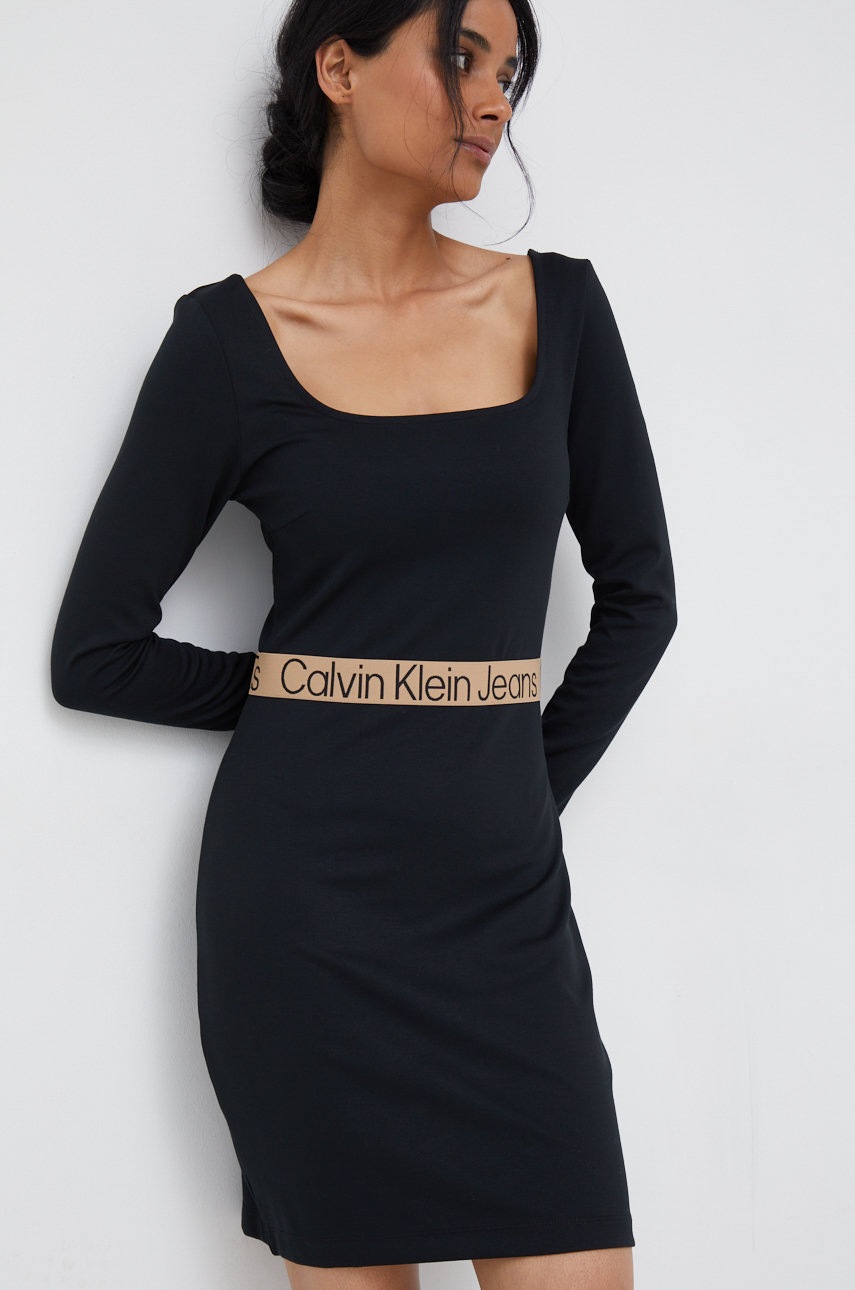 

Рокля Calvin Klein Jeans в черно къс модел с кройка по тялото, Черен