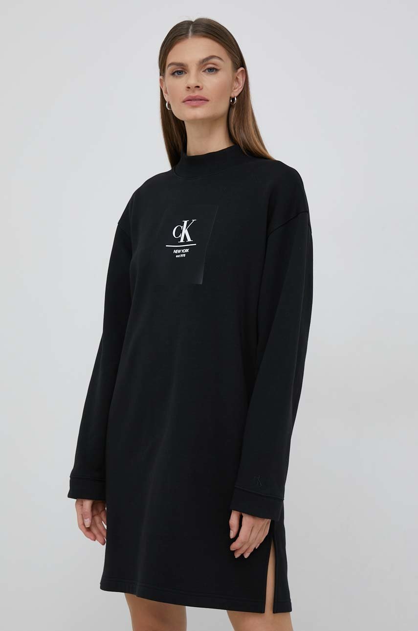 

Рокля Calvin Klein Jeans в черно къс модел с уголемена кройка, Черен