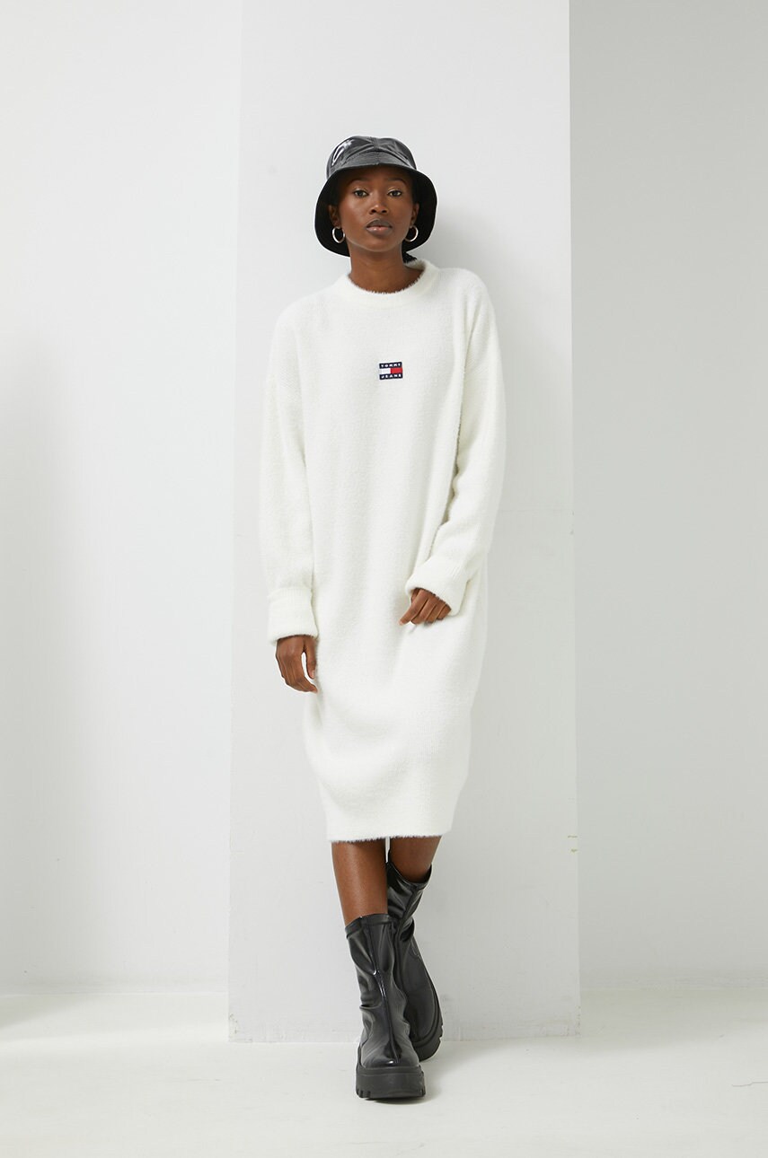

Рокля с вълна Tommy Jeans в бяло къс модел с уголемена кройка, Бял