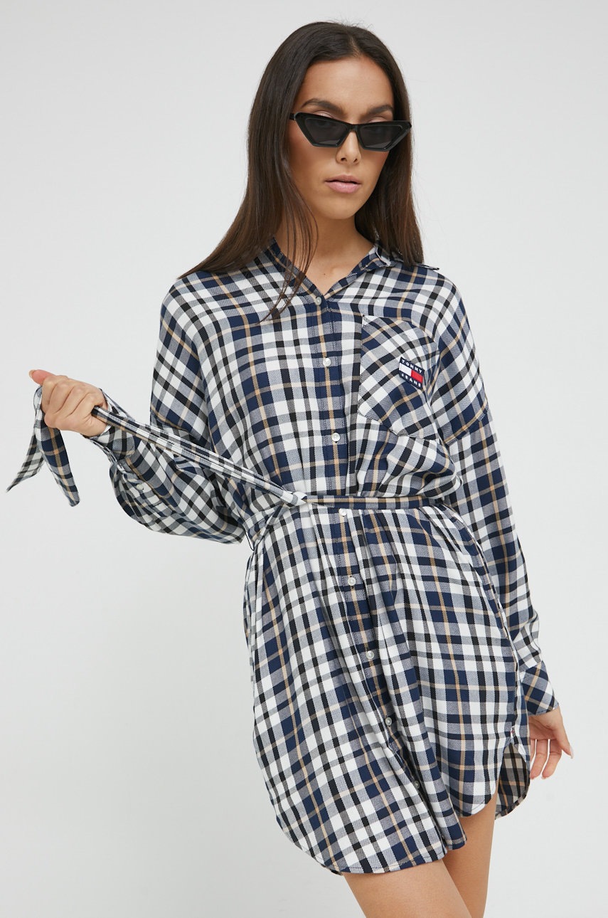 

Рокля Tommy Jeans в тъмносиньо къс модел с уголемена кройка, Тъмносин
