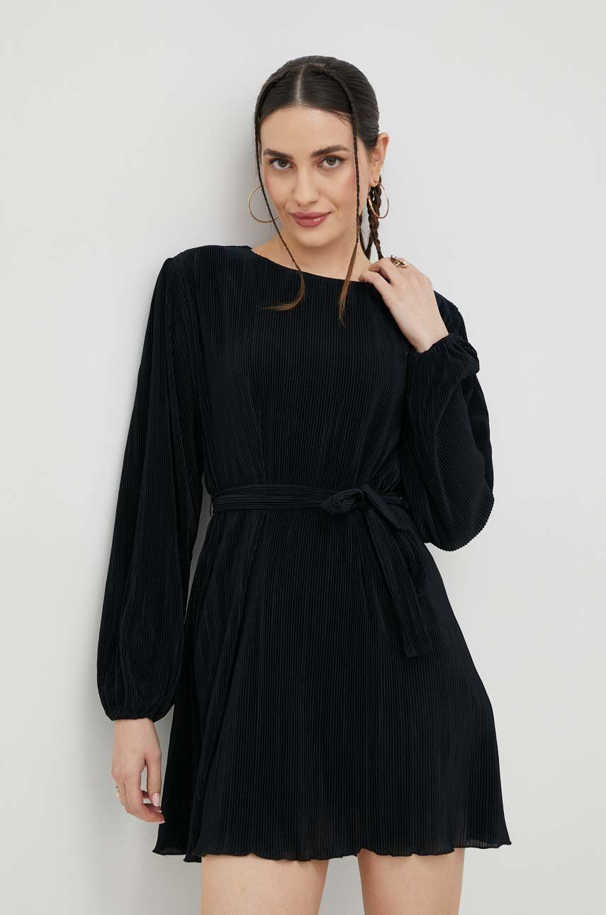 Šaty Abercrombie & Fitch černá barva, mini, oversize - černá -  Hlavní materiál: 100 % Polyeste