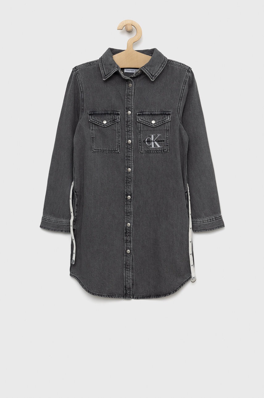 

Детска дънкова рокля Calvin Klein Jeans в сиво къс модел със стандартна кройка, Сив