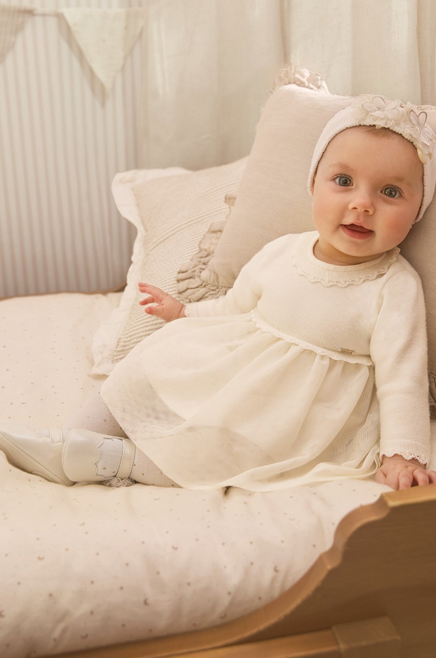 

Бебешка рокля Mayoral Newborn в бежово къс модел разкроен модел, Бежов