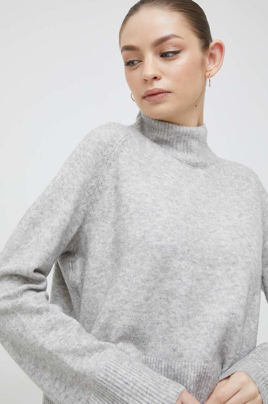 

Пуловер Vero Moda дамски в сиво от лека материя с ниско поло, Сив