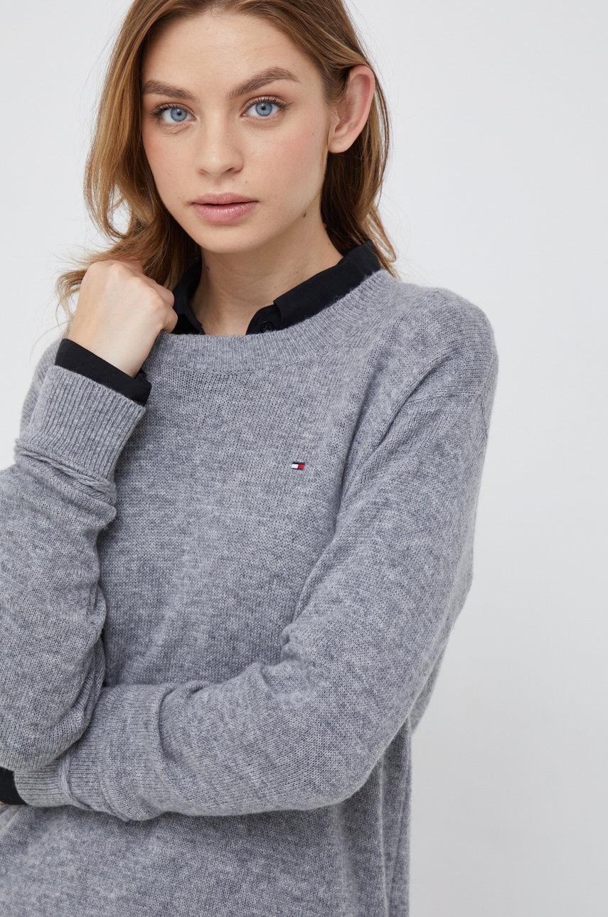 

Вълнен пуловер Tommy Hilfiger дамски в сиво, Сив