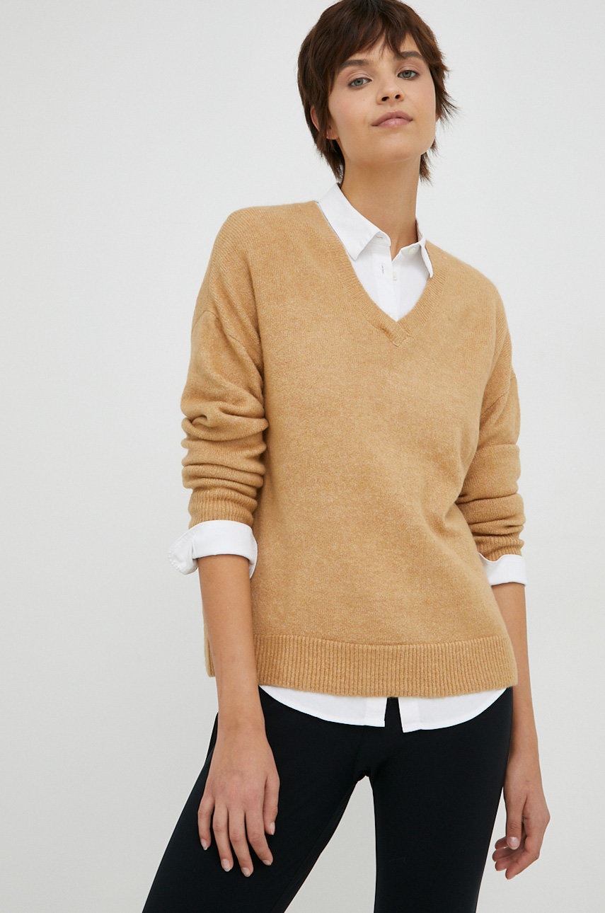 

Пуловер GAP дамски в бежово от лека материя, Бежов