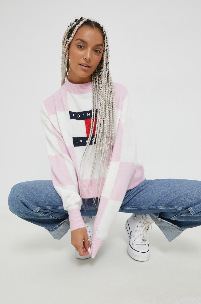 

Пуловер Tommy Jeans дамски в розово от лека материя с ниско поло, Розов