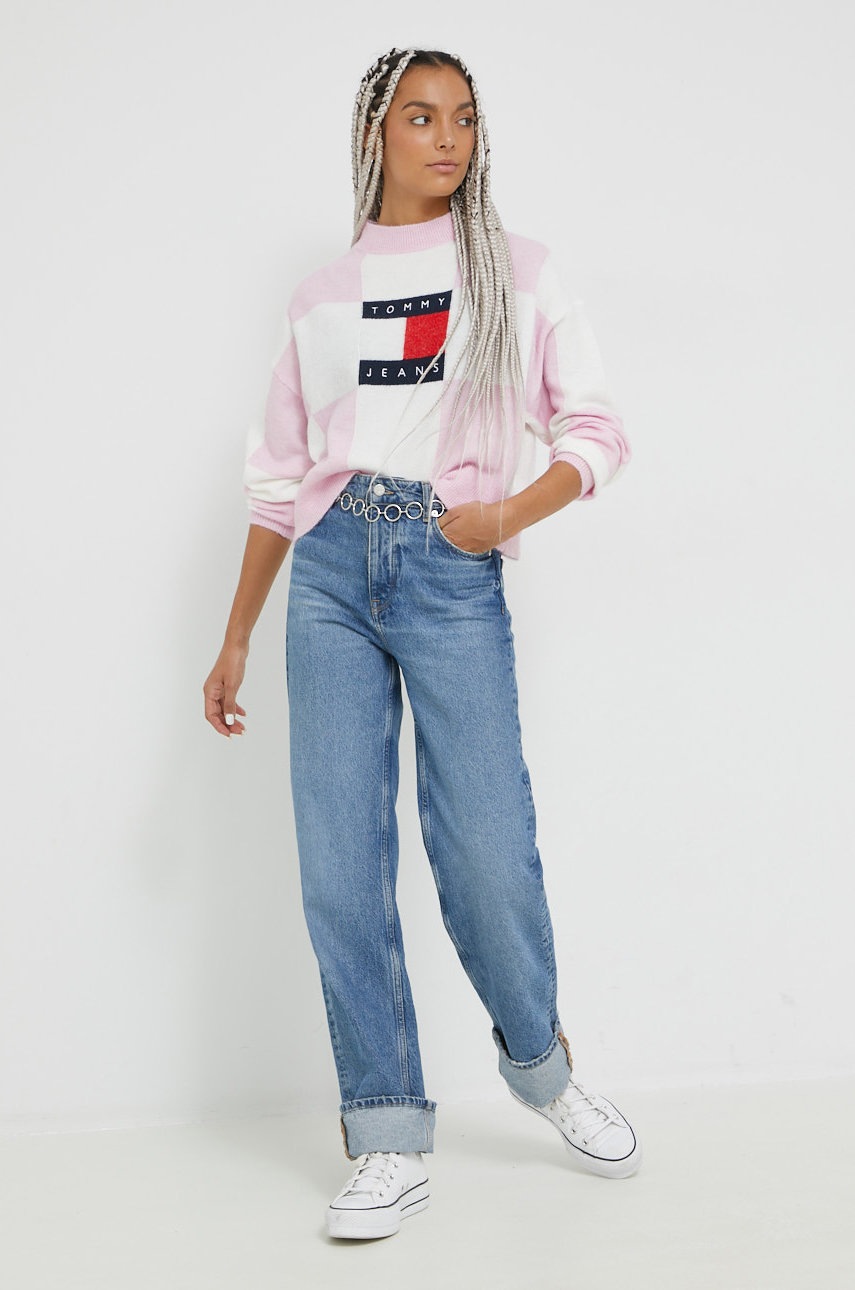 

Светр Tommy Jeans жіночий колір рожевий легкий півгольф