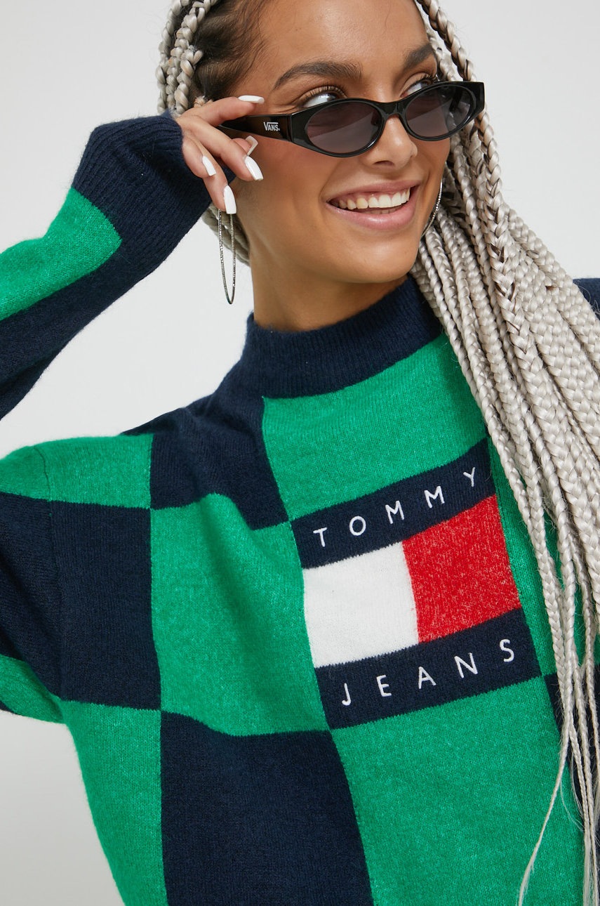 

Пуловер Tommy Jeans дамски в зелено от лека материя с ниско поло, Зелен