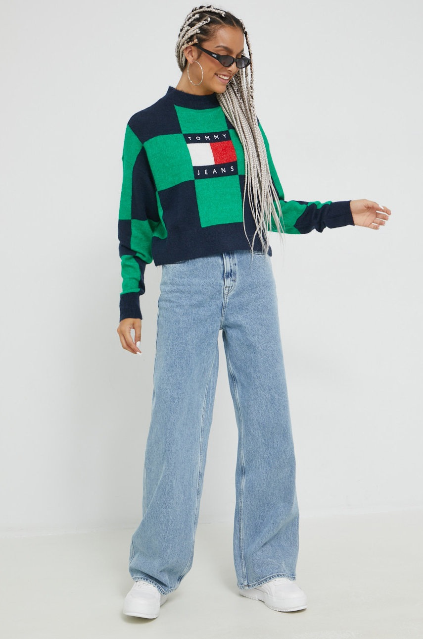 

Светр Tommy Jeans жіночий колір зелений легкий півгольф