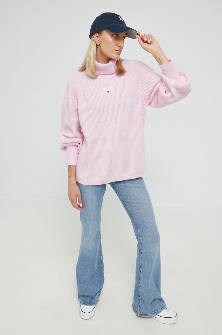 

Свитер Tommy Jeans женский цвет розовый с гольфом