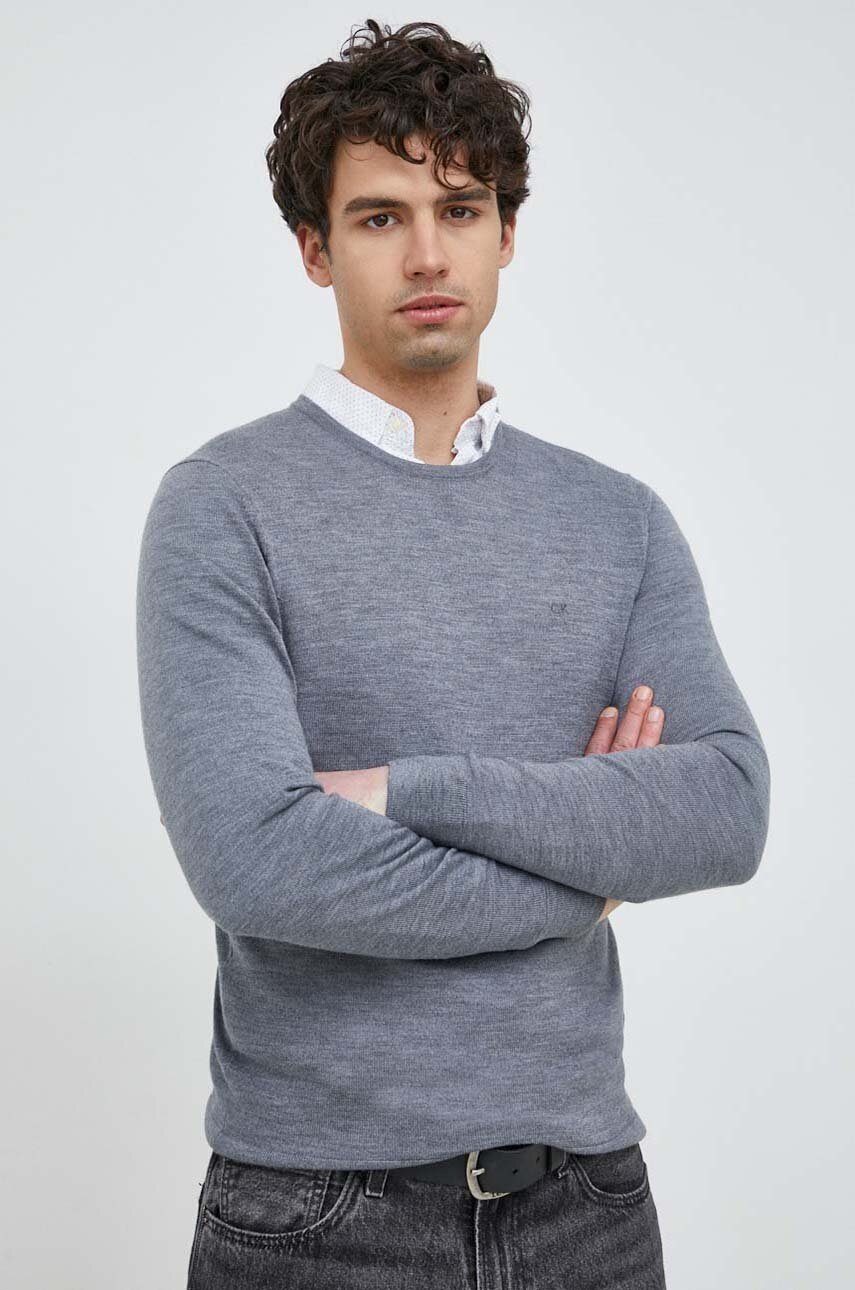 

Вълнен пуловер Calvin Klein мъжки в сиво, Сив