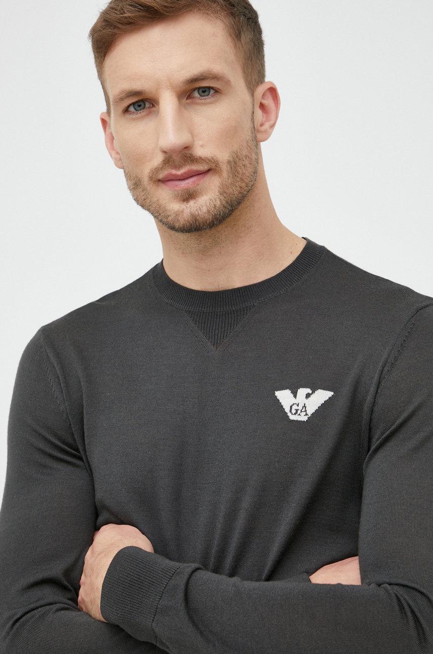 

Вълнен пуловер Emporio Armani мъжки в сиво от лека материя, Сив