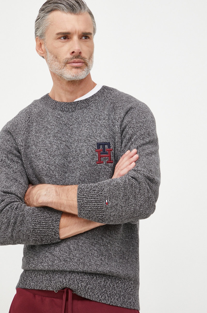 

Памучен пуловер Tommy Hilfiger мъжки в сиво от лека материя, Сив