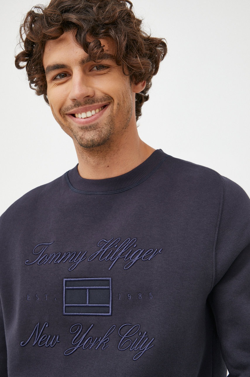 

Суичър Tommy Hilfiger в тъмносиньо с апликация, Тъмносин