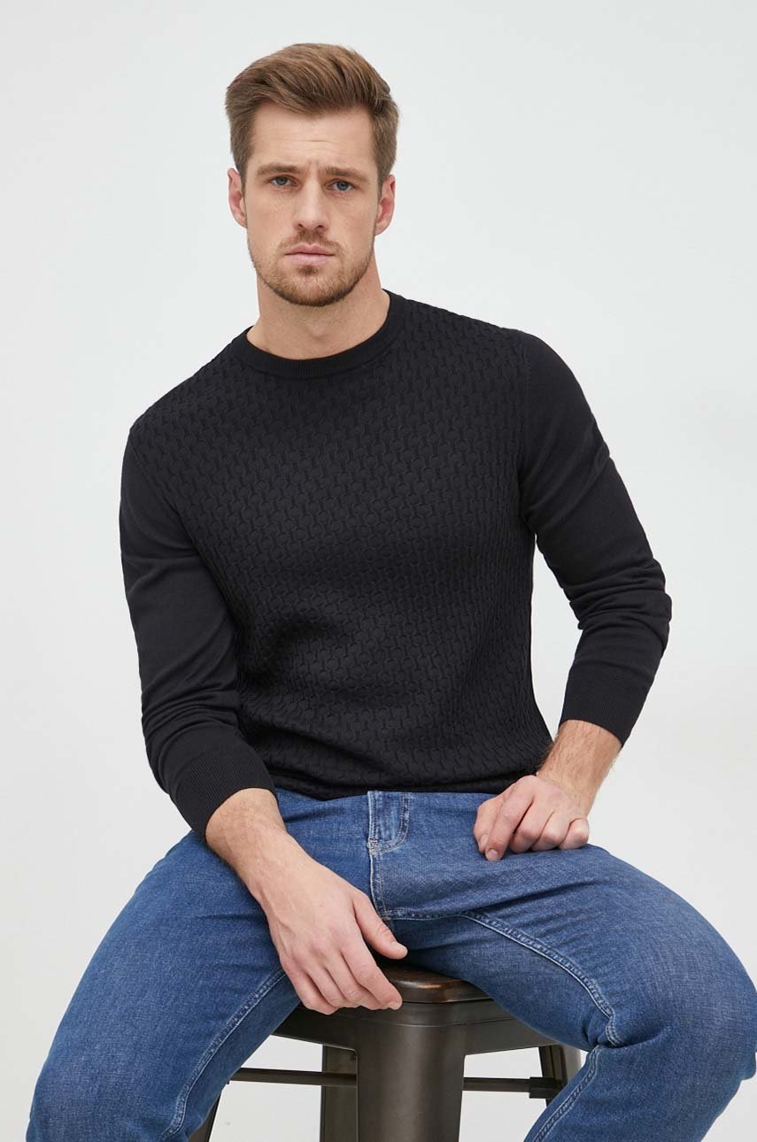 

Памучен пуловер Armani Exchange мъжки в черно от лека материя, Черен
