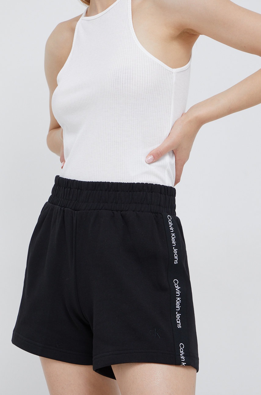

Памучен къс панталон Calvin Klein Jeans в черно с апликация с висока талия, Черен