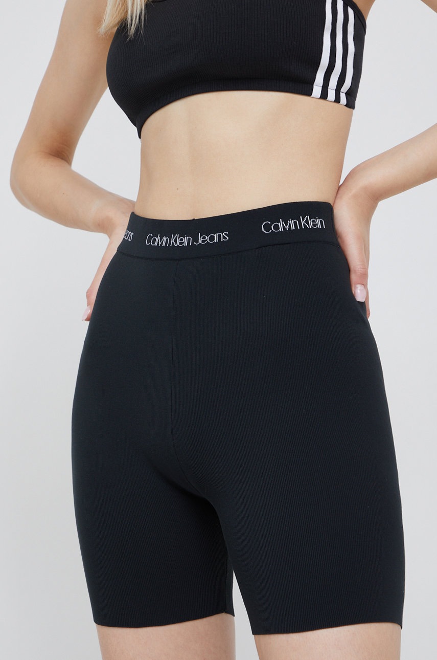 

Къси панталони Calvin Klein Jeans в черно с изчистен дизайн с висока талия, Черен
