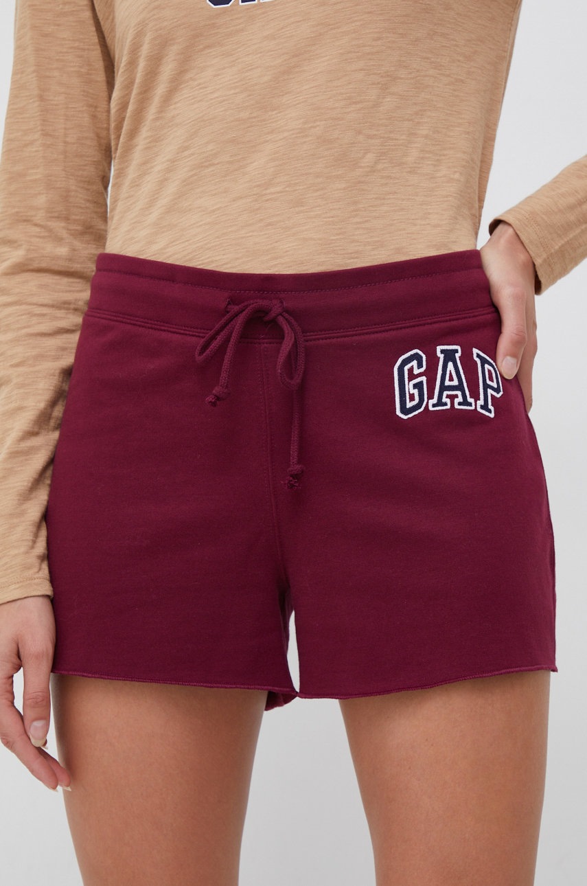 

Къси панталони GAP в бордо с апликация със стандартна талия