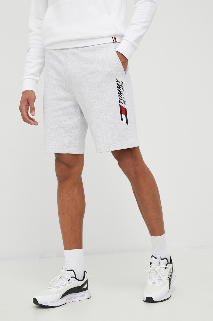

Памучен къс панталон Tommy Hilfiger в сиво, Сив