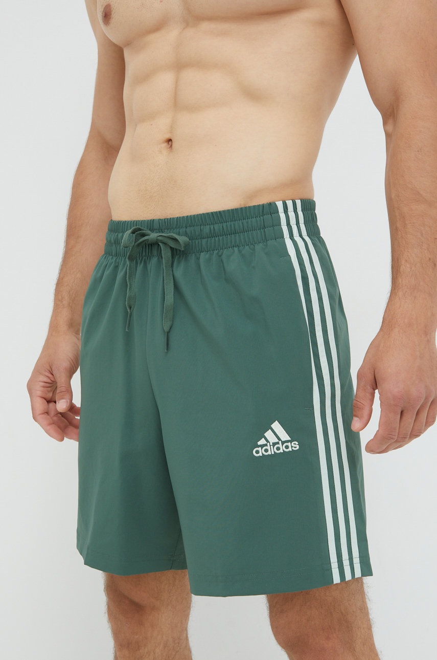 

Къс панталон за трениране adidas Essential Chelsea в зелено, Зелен