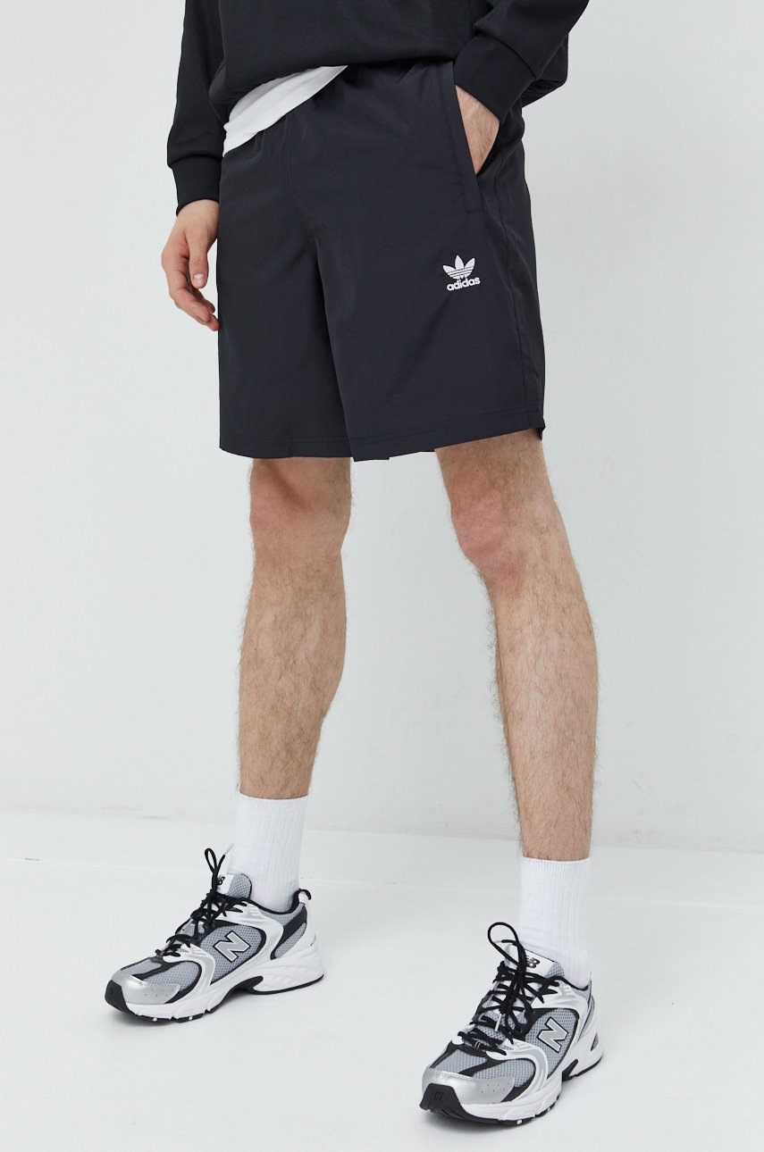 

Къси панталони adidas Originals в черно, Черен