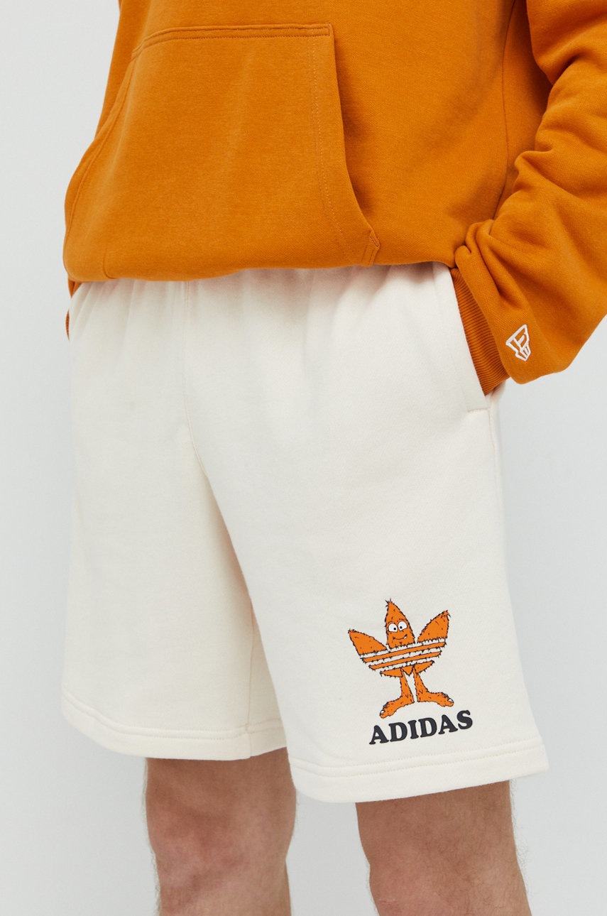 

Памучен къс панталон adidas Originals в бежово, Бежов