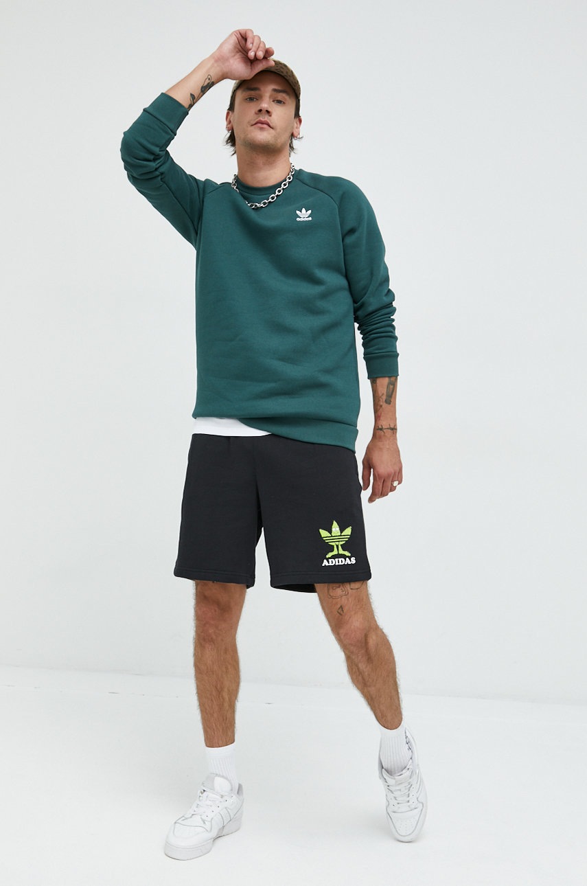 

Памучен къс панталон adidas Originals в черно, Черен